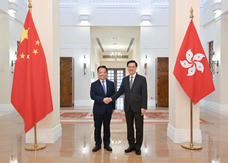 行政長官李家超（右）今日（九月十日）與深圳市委書記靳磊（左）會面。 （政府新聞處圖片）