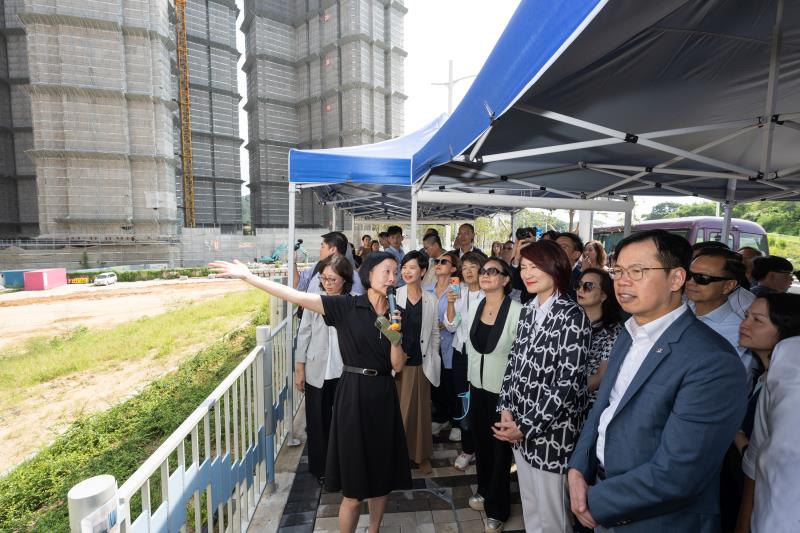 立法會議員在新建道路P1路聽取當局講解古洞北新發展區的規劃與發展。 （政府新聞處圖片）