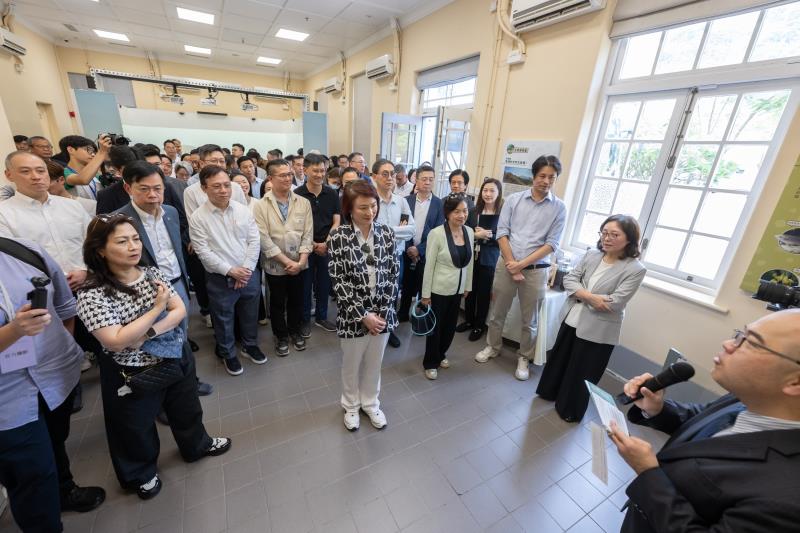 立法會議員到訪嗇色園何東夫人醫局生態研習中心，聽取當局介紹醫局中心的活化及保育工作。 （政府新聞處圖片）