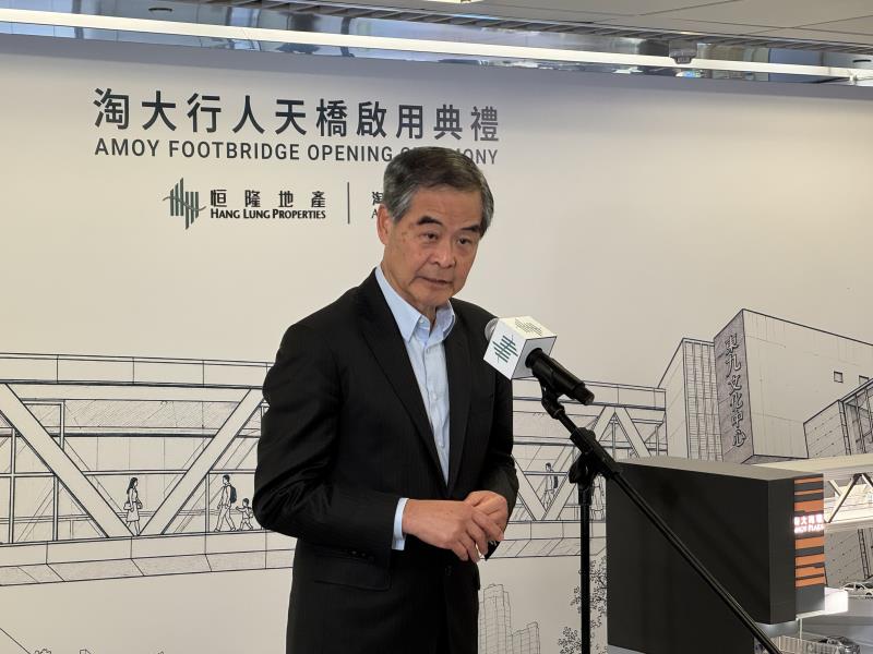 全國政協副主席梁振英表示，淘大行人天橋實現官商民合作和三贏。方穎暉攝。