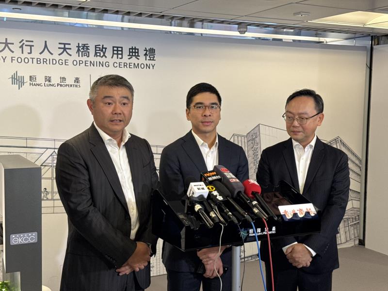 恒隆地產行政總裁盧韋柏（左一）指出，天橋帶動淘大商場人流錄得單位數升幅。方穎暉攝。