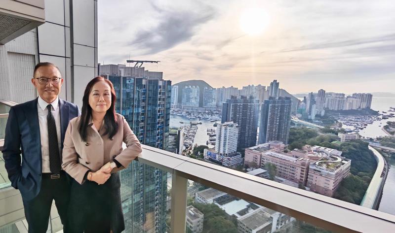 長實營業部副首席經理楊桂玲（右）表示，項目已合共套現約215億元。長實照片。