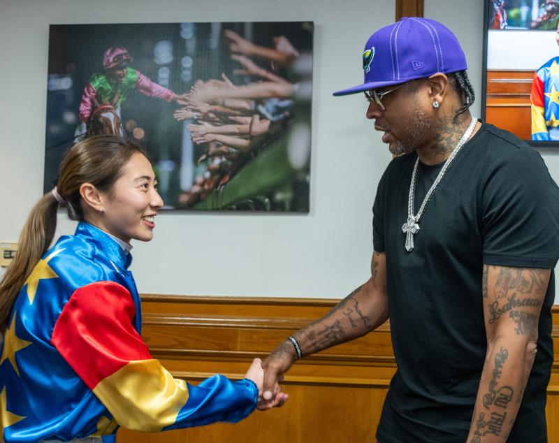 NBA傳奇球星艾佛遜（右）又與見習騎師黃寶妮（左）傾談交流。 (馬會提供圖片）