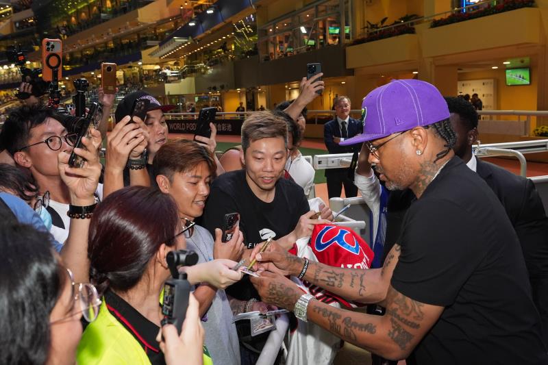 NBA傳奇球星艾佛遜現身跑馬地馬場馬匹亮相圈，與馬迷親切互動。 (馬會提供圖片）