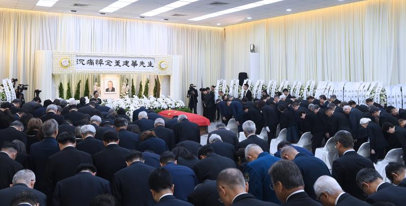 董建華公祭儀式今早在香港殯儀館舉行，社會各界代表在靈堂致祭。（政府新聞處圖片）