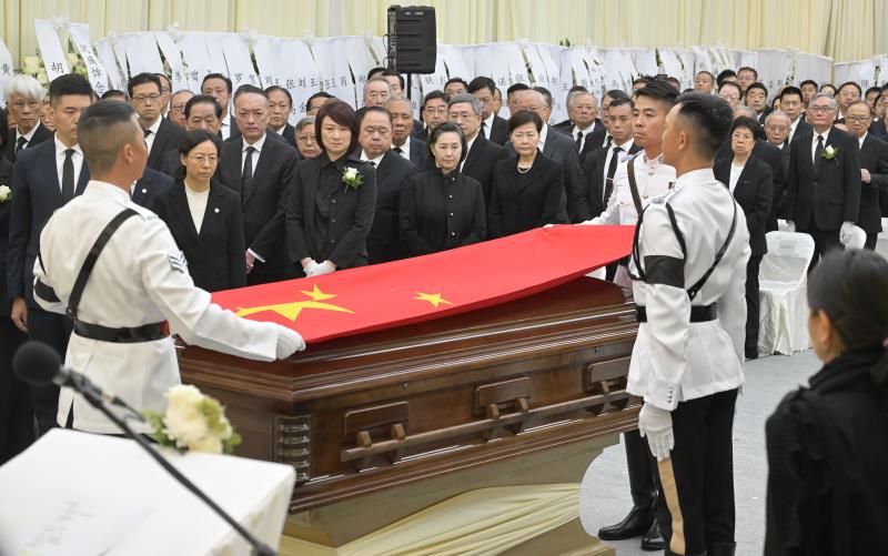 靈柩蓋上國旗。 (政府新聞處圖片)