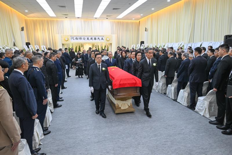 扶靈者護送靈柩。 (政府新聞處圖片)