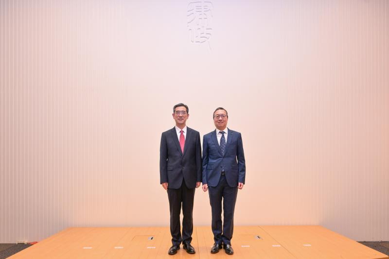 律政司司長林定國（右）與最高院政治部主任孫鎮平（左）會面，就深化司法法律人才培養合作達成共識。（政府新聞處圖片）