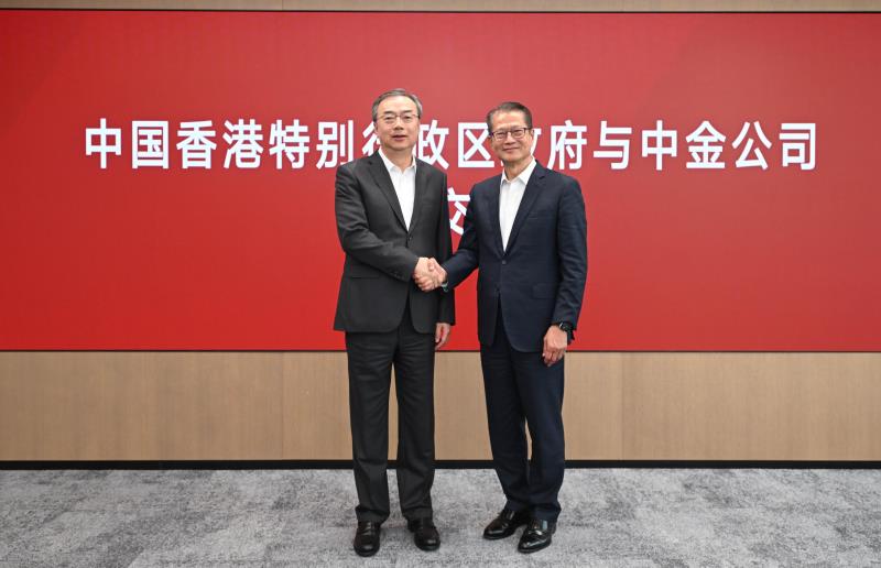 財政司司長陳茂波（右）與中金公司董事長陳亮（左）會面。政府新聞處照片。