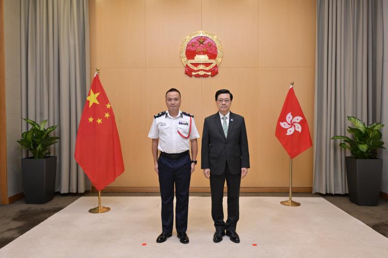 行政長官李家超（右）任命江學禮（左）為警務處維護國家安全部門負責人。（政府新聞處圖片）