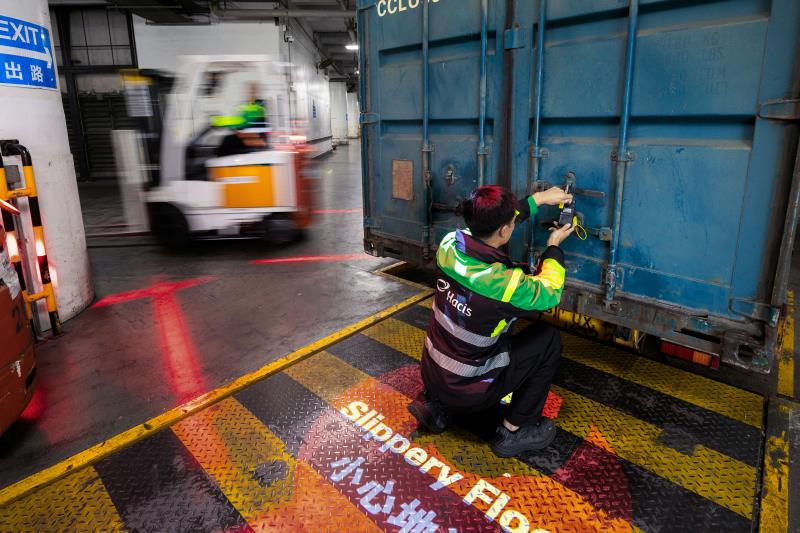Hacis「超級中國幹線」服務成功透過「跨境一鎖計劃」，完成全港首項無縫連接越南、中國內地及香港三地進口貨物試行服務方案。