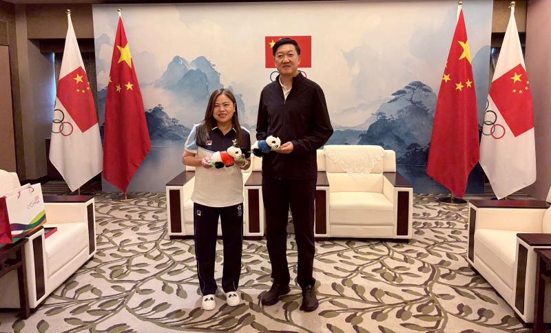 羅淑佩（左）今日與國家體育總局局長高志丹（右）會面，並向他致送紀念品。 （政府新聞處圖片）