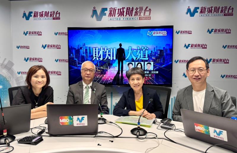 謝展寰(左二)形容，「AI盡頭是電力」，本港電力供應充足，可以應付未來算力增長需求。