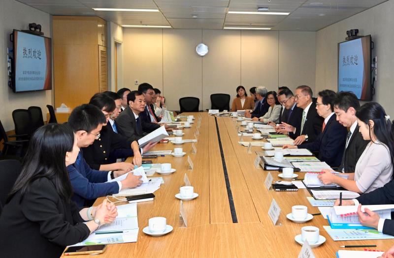 醫務衞生局局長盧寵茂（右四）與國家衞生健康委員會副主任、國家中醫藥管理局局長劉金峰（左五）及其率領的代表團舉行會議，就推動中醫藥發展進行深入討論及交流。（政府新聞處圖片）