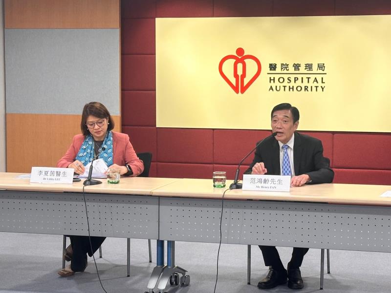 范鴻齡(右)稱醫管局聘用約3萬名護士中，非本地培訓只有55名。 (袁曉琦攝)