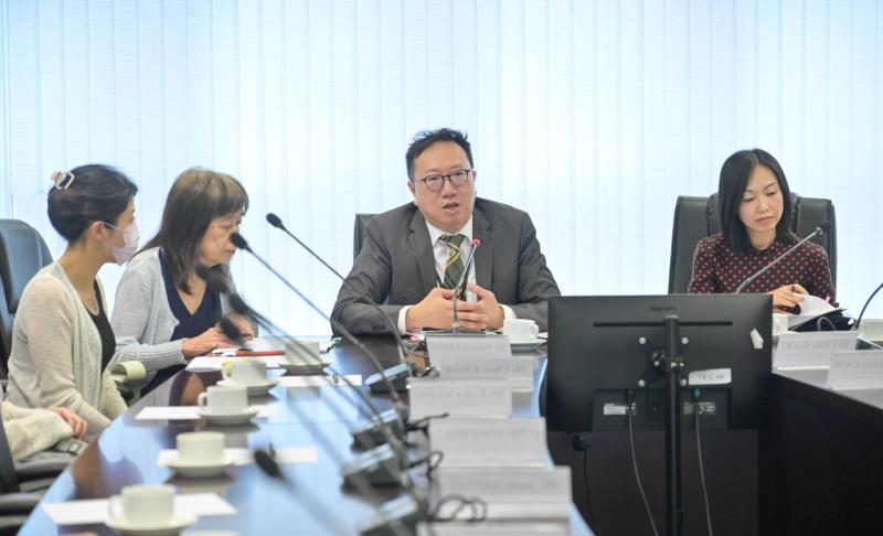 中心感染控制處主任馬紹強醫生（右二）於會議上發言。 （政府新聞處圖片）