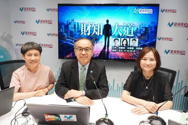 許正宇(中)表示，本港金融不能只靠股市「獨沽一味」，應該開拓大宗商品及債市。