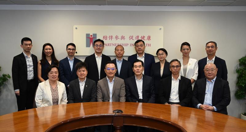 圖示衞生署署長林文健(前排左三)、國家癌症中心主任赫捷(前排右三)和其他與會者合照。政府新聞處提供。