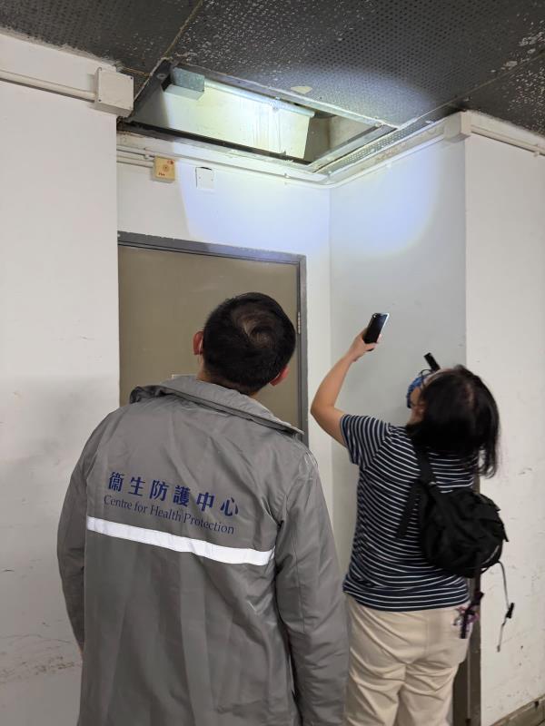 圖示中心及食物環境衞生署人員在病人曾到訪位於何文田的商場調查鼠患。政府新聞處提供。