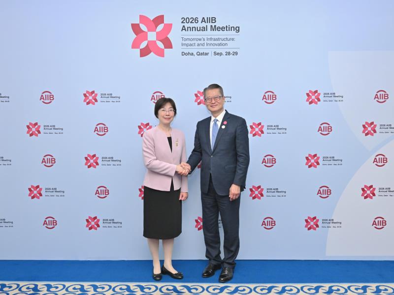 財政司司長陳茂波(右)在卡塔爾與「亞投行」行長兼董事會主席鄒加怡(左)會面，期望合作發展巨災債券和綠色金融。(政府新聞處圖片)