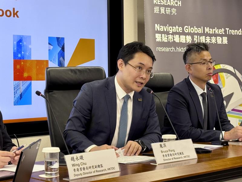 貿發局研究總監龐溟（左）表示，中美保持磋商溝通，有利於營商信心及氣氛。方穎暉攝。
