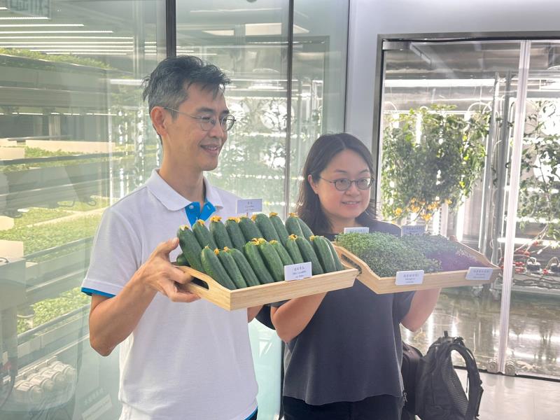 漁護署農業主任李耀燿(左)表示，至今已向業界推介逾10款新品種，並正測試多款新品種。（袁曉琦攝）