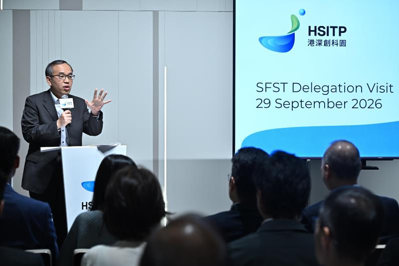 許正宇帶領本地金融業界代表團考察北部都會區，在港深創新及科技園向代表團致歡迎詞。政府新聞處圖片。