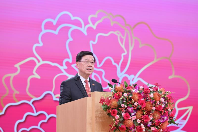 李家超說，只要香港在自己崗位上齊心協力，共同發揮力量，他很有信心香港定必風光無限。（政府新聞處圖片）