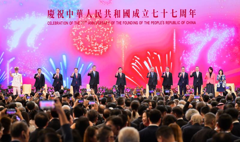 李家超（中）和主要官員及嘉賓，今早在灣仔會展出席慶祝中華人民共和國成立七十七周年酒會。（政府新聞處圖片）