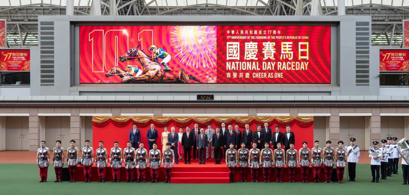 政務司司長陳國基（前排左二）、外交部駐港特派員公署副特派員花有（前排左四）、馬會主席廖長江（前排左三）、馬會副主席黃嘉純（前排右一）、一眾董事及馬會行政總裁應家柏（前排左一）一同為開幕儀式主禮。 （馬會提供）