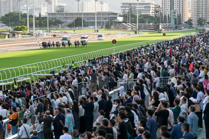 沙田馬場今日舉行國慶賽馬日，吸引大批馬迷入場。 （馬會提供）