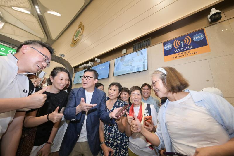 保安局局長鄧炳強(左三)與市民互動交流。(政府新聞公報圖片)
