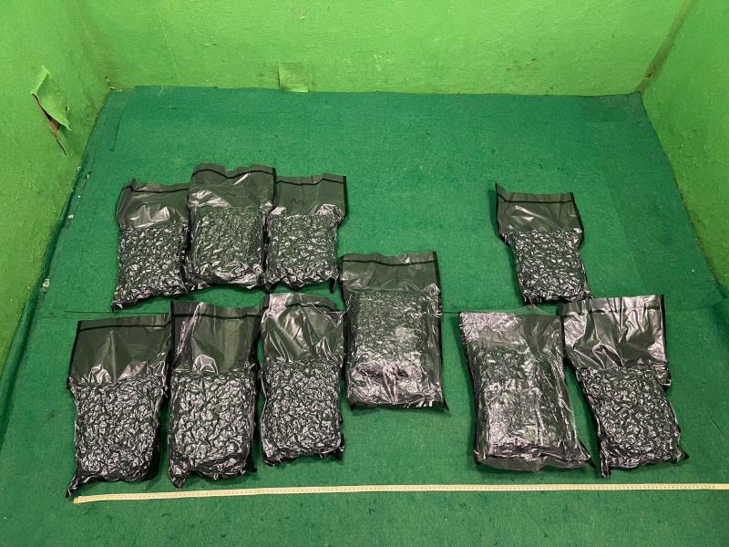香港海關在香港國際機場偵破一宗入境旅客販毒案件，檢獲約6公斤懷疑大麻花，估計市值約120萬元。（政府新聞處圖片）