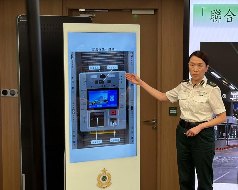 蔣依莉說，車道設置信息採集一體機，司機和車輛可同時完成五方查驗。 (梁雪瑩攝)