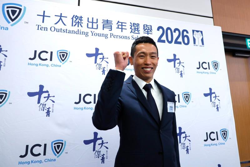 賽馬會祝騎師何澤堯，成為首位獲選為「十大傑青」的賽馬人員。馬會提供。