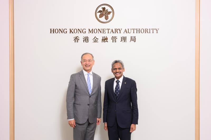 金管局總裁余偉文(左)與馬來西亞央行行長Abdul Rasheed Ghaffour(右)主持雙邊會議。(政府新聞公報圖片)