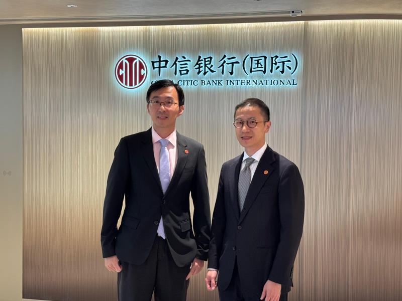 信銀國際首席經濟師丁孟（左）相信，內房供需情況在兩至三年內有所改善。方穎暉攝。