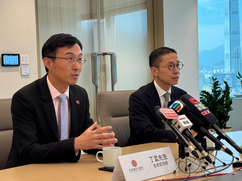信銀國際首席經濟師丁孟（左）預計，美國聯儲局明年底前加息3次。方穎暉攝。