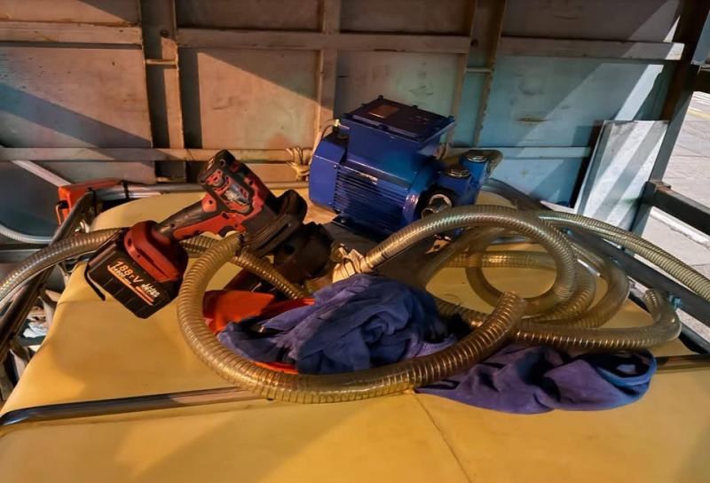 消防處在石硤尾邨停車場私家車檢獲入油工具。(消防處facebook圖片)
