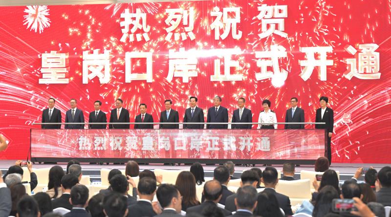 行政長官李家超（左六）今日在深圳方口岸區，與一眾嘉賓主持新皇崗口岸開通儀式。（政府新聞處圖片）