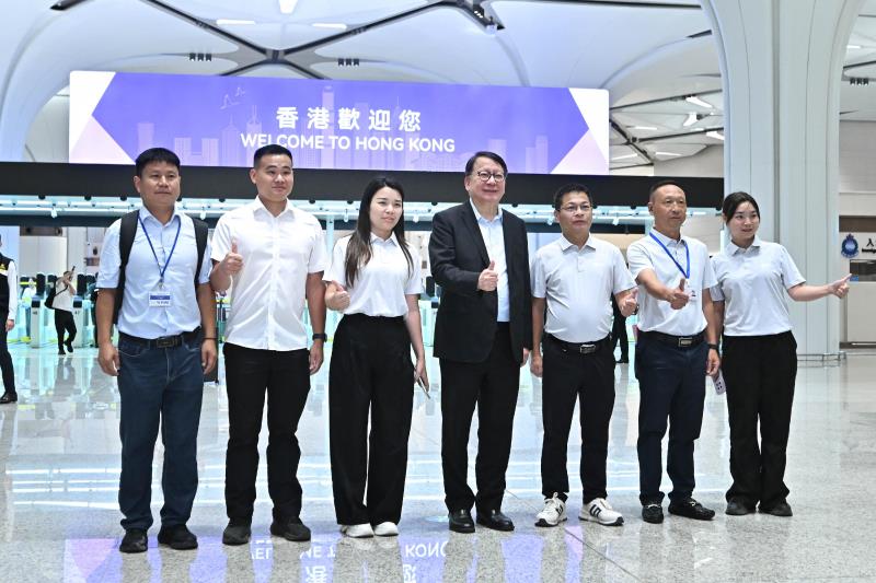 陳國基到皇崗口岸視察入境大堂運作情況。政府新聞處圖片。