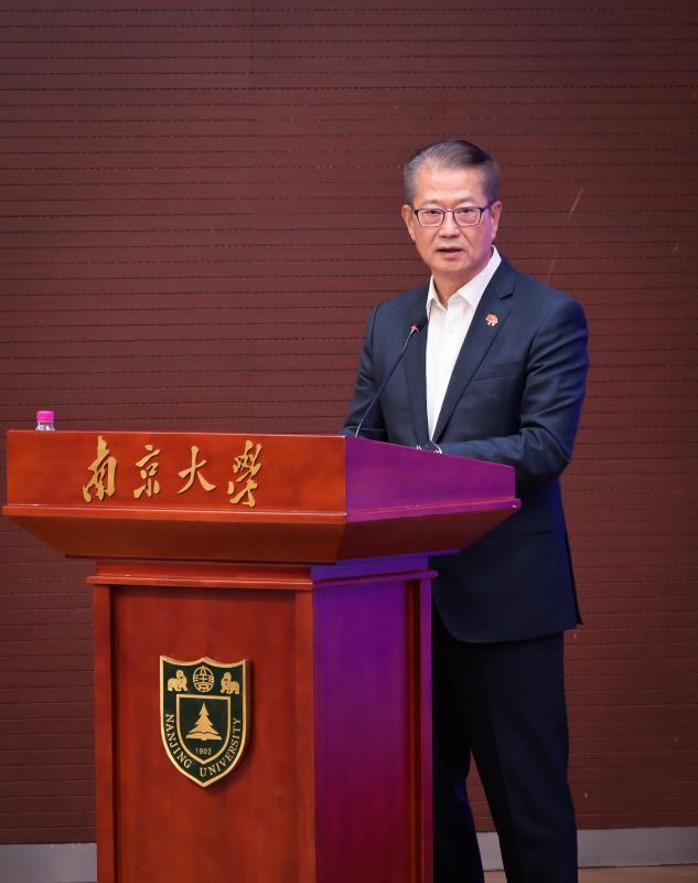 陳茂波在南京大學發表主旨演講。(政府新聞公報圖片)