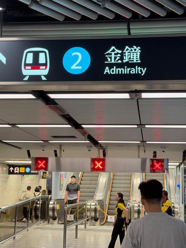 港鐵九龍塘站下午約1時20分所有電梯暫停服務。