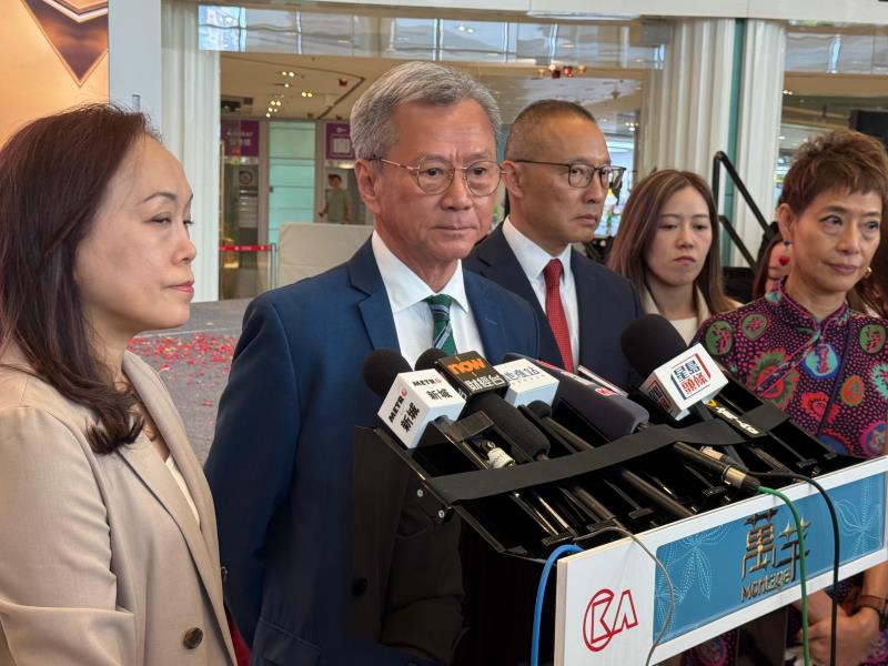 長實執行董事趙國雄（左二）表示，本港住宅樓市看不到任何繼續下沉趨勢。方穎暉攝。