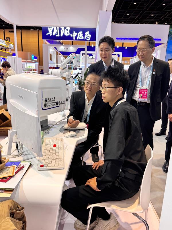 盧寵茂在北京參觀傳統醫藥展覽。(政府新聞公報圖片)