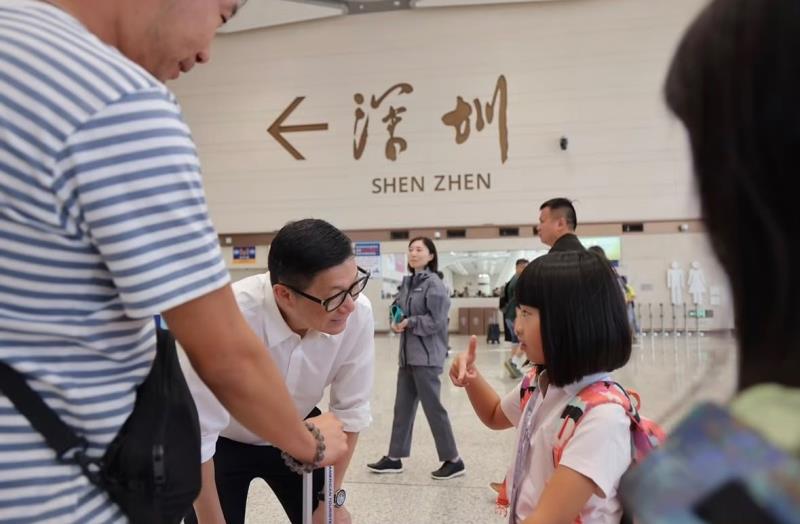 保安局局長鄧炳強下午到新皇崗口岸視察情況。 （鄧炳強IG圖片）