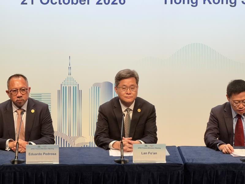 國家財政部長藍佛安（中）說，APEC財長會達成一系列務實成果，核准發布財長聯合聲明。梁雪瑩攝。