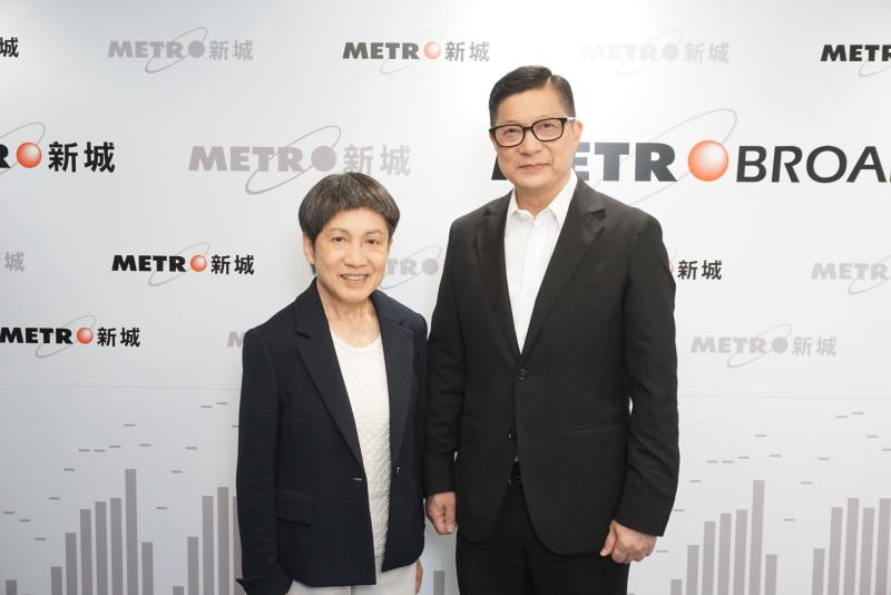 保安局局長鄧炳強（右）表示，將提前分流使用e-道及人工通道的人士，加快新皇崗口岸過關流程。