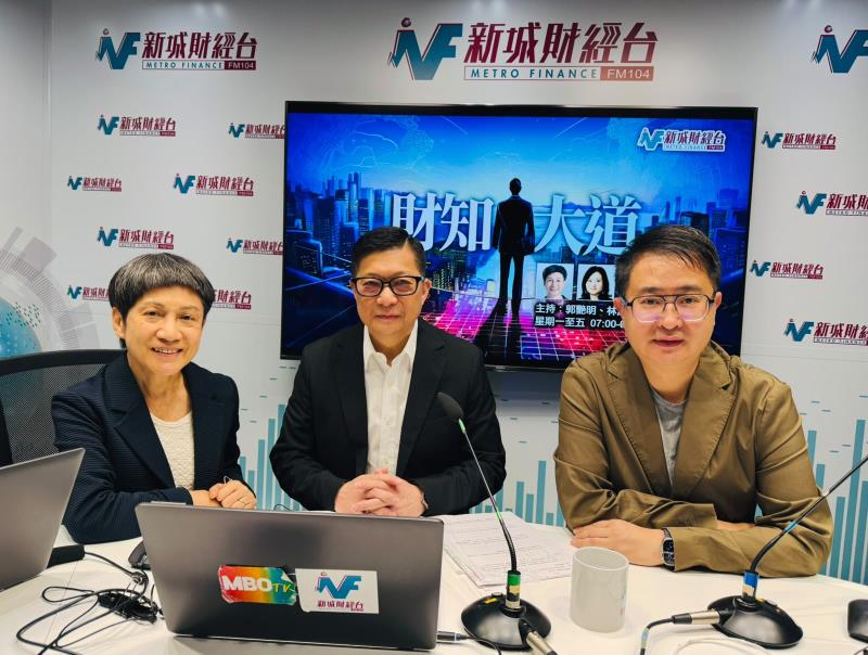 保安局局長鄧炳強（中）表示，已經推出行政措施，並將會推出一連串法例改革，冀改善消防安全。