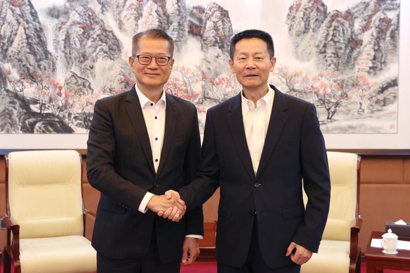 吳清會見陳茂波一行。(中證監網站圖片)